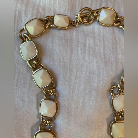 Banana‎ Republic Cream Colored Statement Necklace Toggle Clasp - Picture 5 of 8